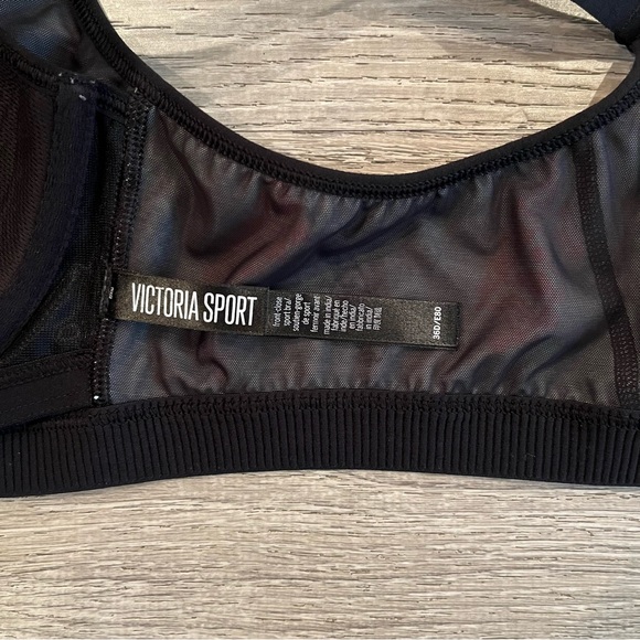 Victoria's Secret Knockout Front-Close Sports Bra (Geometric) - Picture 9 of 10